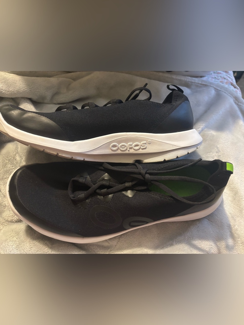 OOFOS Men’s Sport Black and White Lace-Up Recovery Sneaker